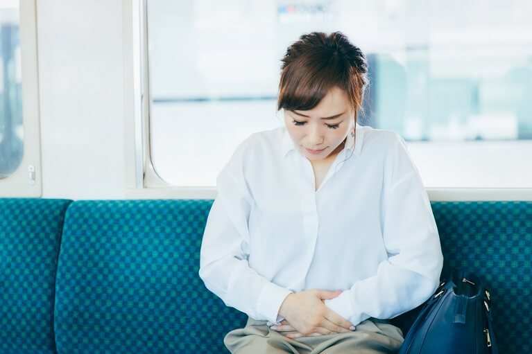 外出時・電車に乗った際にお腹が痛くなるのはなぜ？